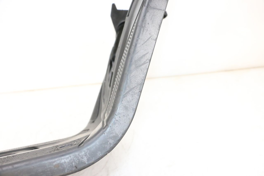 photo de TAPA REPOSAPIES MBK BOOSTER SPIRIT NAKED 50 (2004 - 2017) - Características distintivas