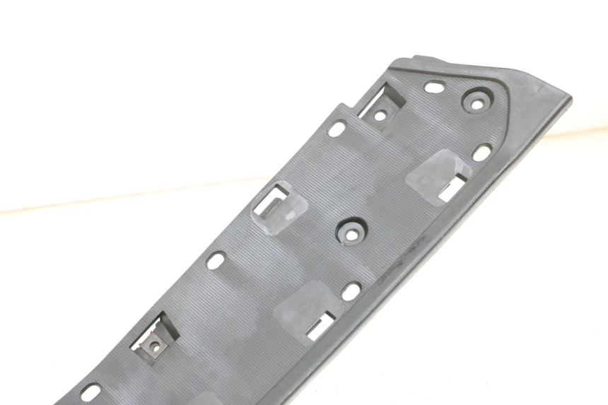 photo de TAPA REPOSAPIES DERECHA SUZUKI BURGMAN 650 (2013 - 2020)