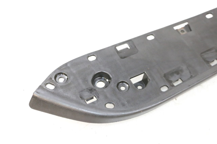 photo de TAPA REPOSAPIES DERECHA SUZUKI BURGMAN 650 (2013 - 2020)