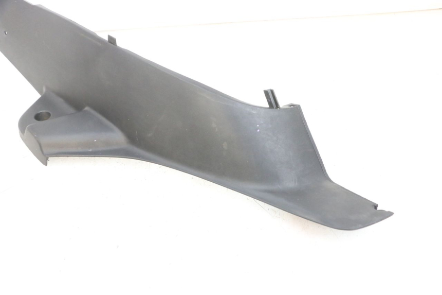 photo de TAPA REPOSAPIES DERECHA PEUGEOT ELYSEO 125 (1999 - 2004) - Detalles de los puntos de fijación