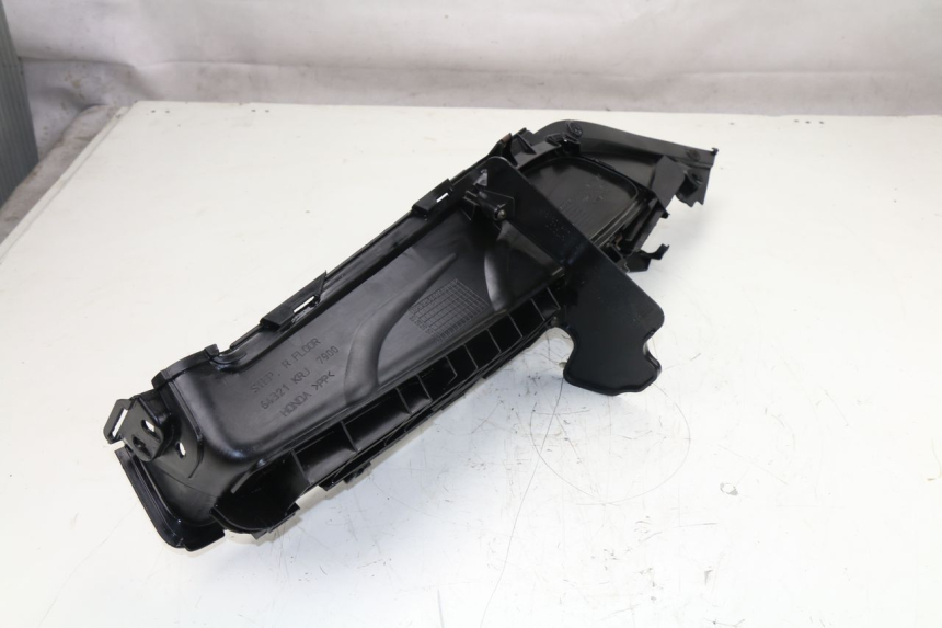 photo de TAPA REPOSAPIES DERECHA HONDA FES S-WING SWING 125 (2007 - 2015) - Primer plano técnico
