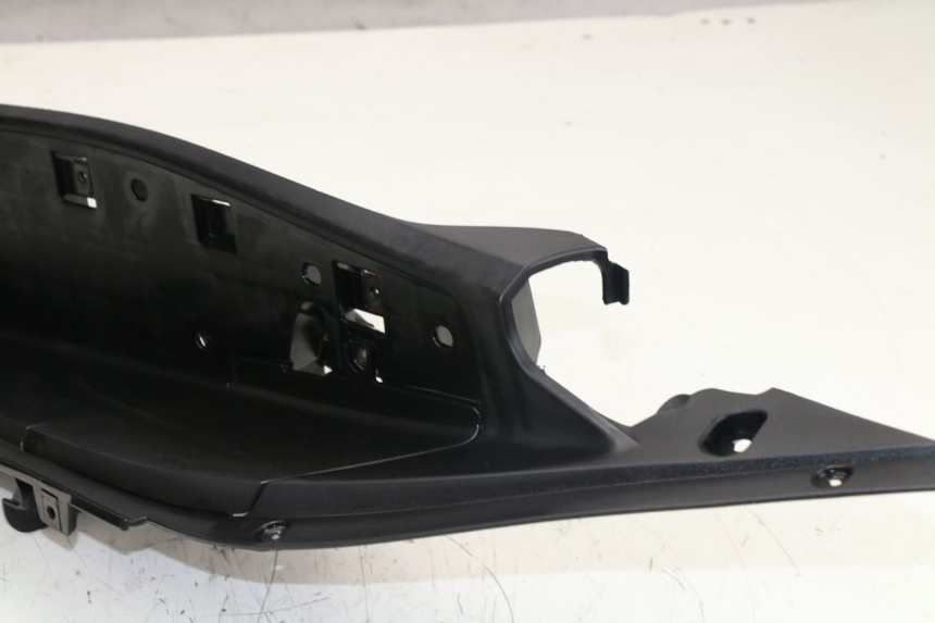 photo de TAPA REPOSAPIES DERECHA HONDA FES S-WING SWING 125 (2007 - 2015) - Detalles de los puntos de fijación