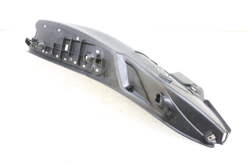 photo de TAPA REPOSAPIES DERECHA PIAGGIO MP3 HPE 350 (2018 - 2020) - Primer plano técnico