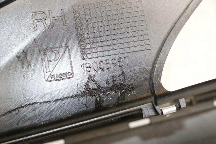 photo de TAPA REPOSAPIES DERECHA PIAGGIO MP3 HPE 300 (2019 - 2026) - Detalle de la pieza