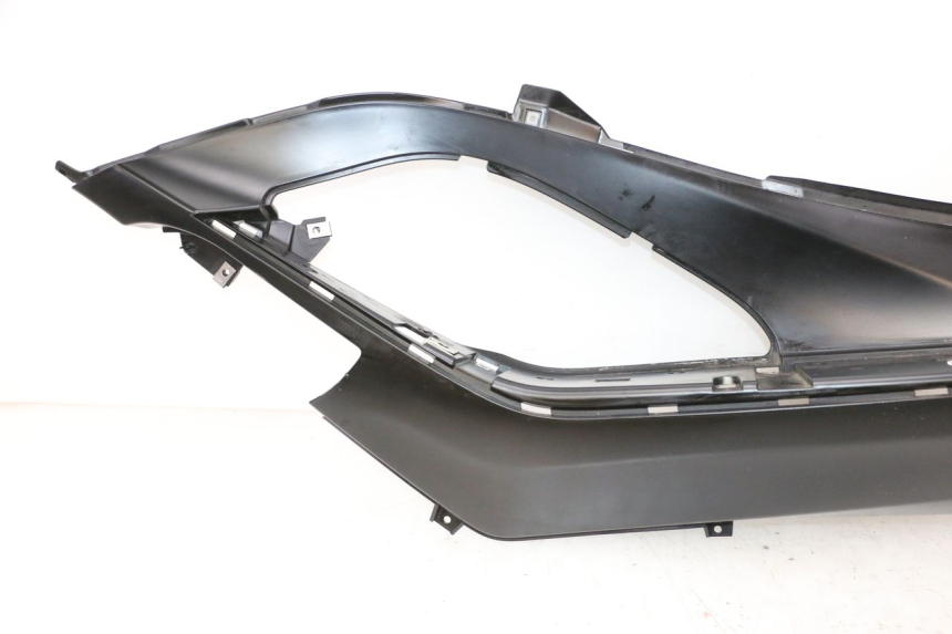 photo de TAPA REPOSAPIES DERECHA PIAGGIO MP3 HPE 300 (2019 - 2026) - Primer plano de alta resolución