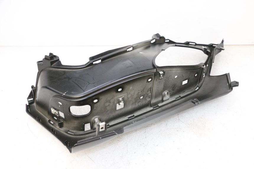 photo de TAPA REPOSAPIES DERECHA PIAGGIO MP3 HPE 300 (2019 - 2026) - Primer plano técnico