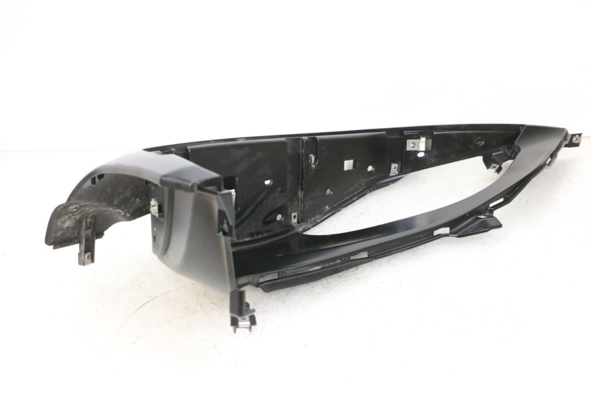 photo de TAPA REPOSAPIES DERECHA PIAGGIO MP3 HPE 300 (2019 - 2026) - Recambio usado revisado