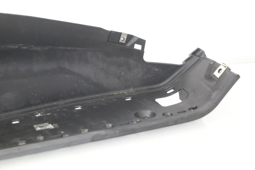 photo de TAPA REPOSAPIES DERECHA PIAGGIO MP3 LT 300 (2010 - 2016) - Detalles de los puntos de fijación