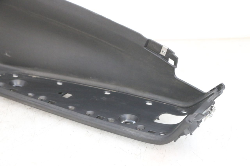 photo de TAPA REPOSAPIES DERECHA PIAGGIO MP3 500 (2016 - 2018) - Estado de la superficie y material