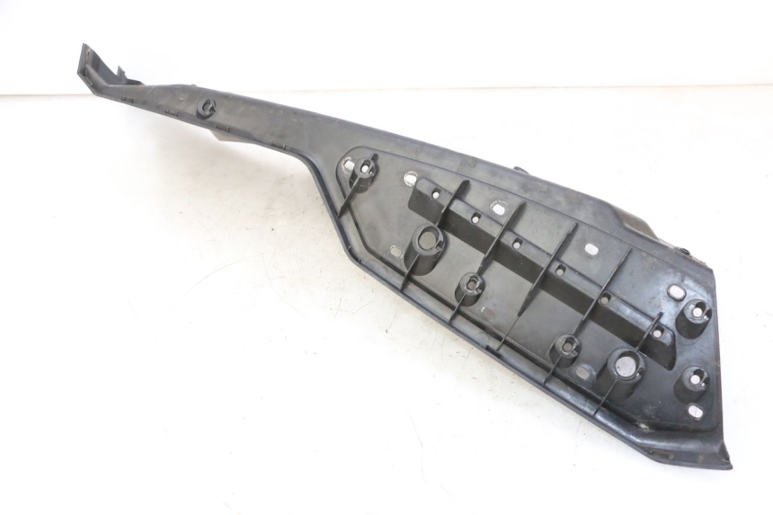 photo de TAPA REPOSAPIES IZQUIERDA QUADRO 4 4D 350 (2015 - 2018)