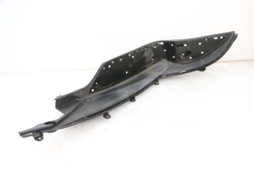 photo de TAPA REPOSAPIES IZQUIERDA JM MOTORS GTS 125 (2015 - 2019) - Detalles de los puntos de fijación