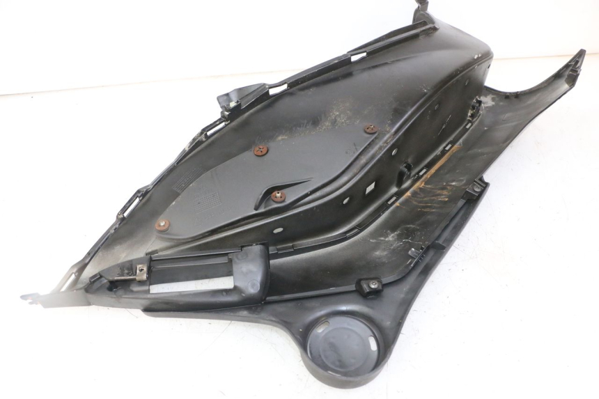 photo de TAPA REPOSAPIES IZQUIERDA PIAGGIO IE MP3 YOURBAN 300 (2011 - 2016)
