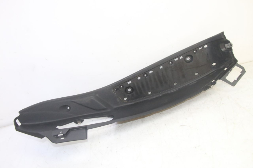 photo de TAPA REPOSAPIES IZQUIERDA PIAGGIO MP3 HPE 350 (2018 - 2020) - Otra perspectiva