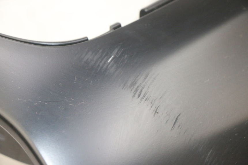 photo de TAPA REPOSAPIES IZQUIERDA PIAGGIO MP3 HPE 300 (2019 - 2026) - Características distintivas