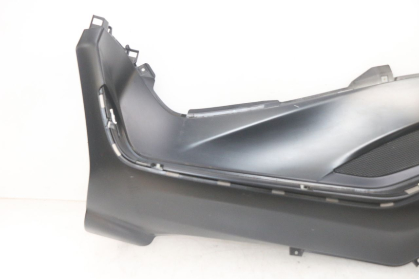 photo de TAPA REPOSAPIES IZQUIERDA PIAGGIO MP3 HPE 300 (2019 - 2026) - Zoom sobre los componentes