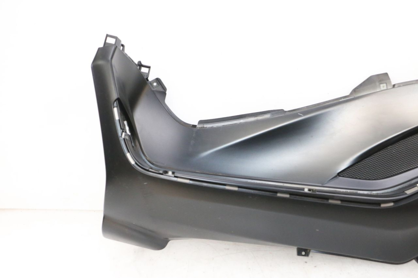 photo de TAPA REPOSAPIES IZQUIERDA PIAGGIO MP3 HPE 300 (2019 - 2026) - Primer plano de alta resolución