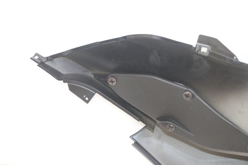 photo de TAPA REPOSAPIES IZQUIERDA PIAGGIO MP3 HPE 300 (2019 - 2026) - Primer plano técnico