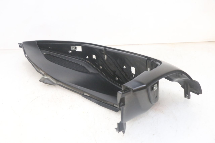 photo de TAPA REPOSAPIES IZQUIERDA PIAGGIO MP3 HPE 300 (2019 - 2026) - Detalles de los puntos de fijación