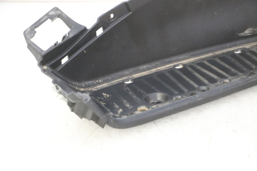 photo de TAPA REPOSAPIES IZQUIERDA PIAGGIO MP3 RL 250 (2007 - 2010)