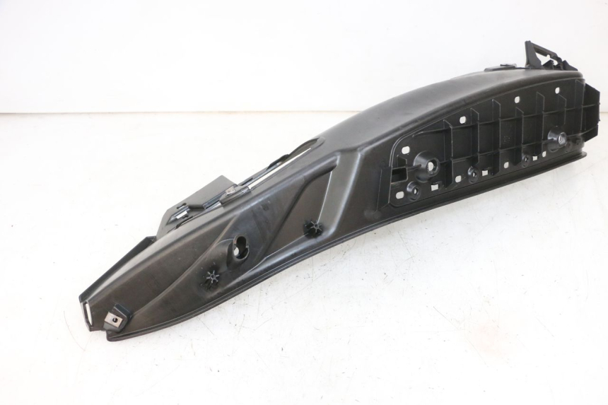 photo de TAPA REPOSAPIES IZQUIERDA PIAGGIO MP3 500 (2016 - 2018) - Primer plano técnico