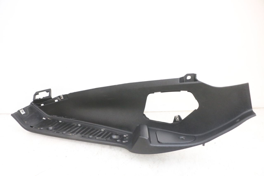 photo de TAPA REPOSAPIES IZQUIERDA PIAGGIO MP3 RL 250 (2007 - 2010) - Detalles de los puntos de fijación