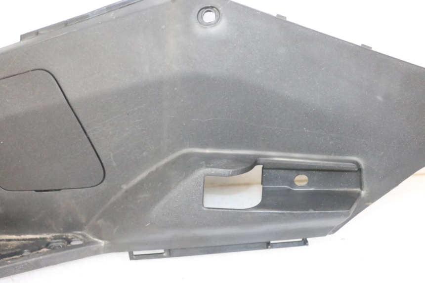 photo de TAPA REPOSAPIES IZQUIERDA PEUGEOT SATELIS 125 (2013 - 2018)