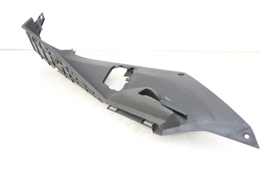 photo de TAPA REPOSAPIES IZQUIERDA PEUGEOT SATELIS 125 (2013 - 2018)