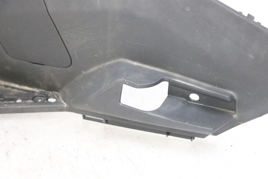 photo de TAPA REPOSAPIES IZQUIERDA PEUGEOT SATELIS 125 (2013 - 2018)