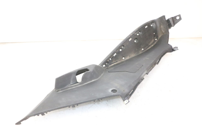 photo de TAPA REPOSAPIES IZQUIERDA PEUGEOT SATELIS 125 (2013 - 2018)