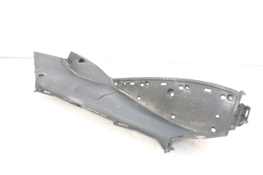 photo de TAPA REPOSAPIES IZQUIERDA PEUGEOT SATELIS 125 (2013 - 2018)