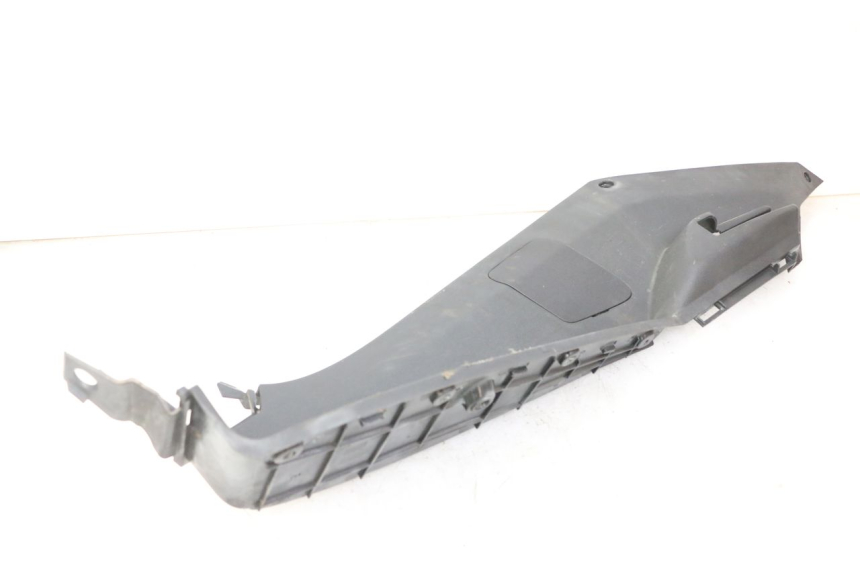 photo de TAPA REPOSAPIES IZQUIERDA PEUGEOT SATELIS 125 (2013 - 2018)