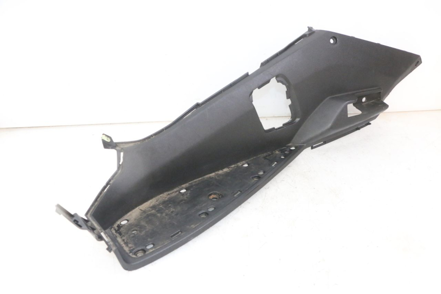 photo de TAPA REPOSAPIES IZQUIERDA PEUGEOT SATELIS 125 (2013 - 2018)