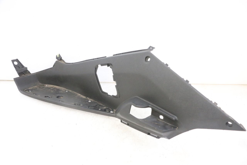 photo de TAPA REPOSAPIES IZQUIERDA PEUGEOT SATELIS 125 (2013 - 2018)