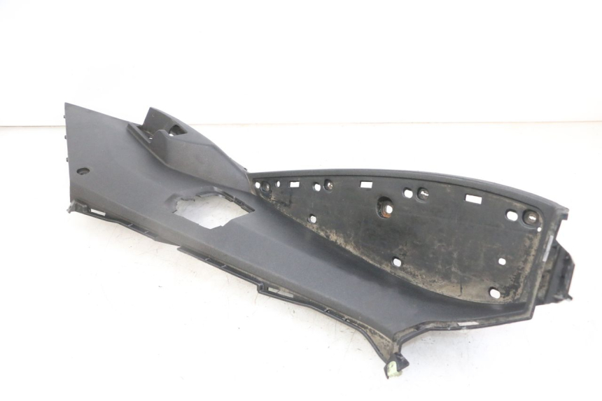 photo de TAPA REPOSAPIES IZQUIERDA PEUGEOT SATELIS 125 (2013 - 2018)
