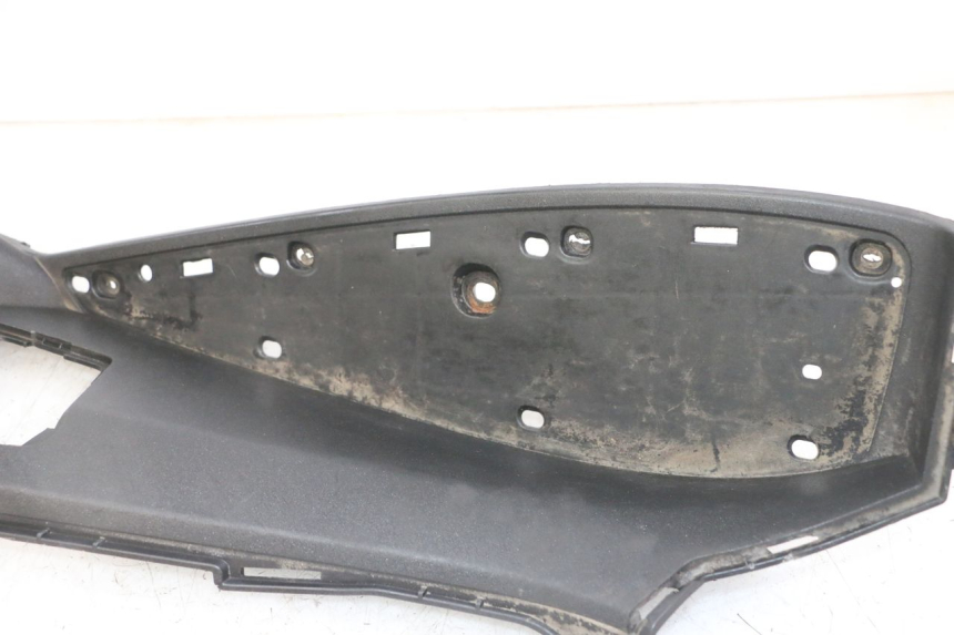 photo de TAPA REPOSAPIES IZQUIERDA PEUGEOT SATELIS 125 (2013 - 2018)