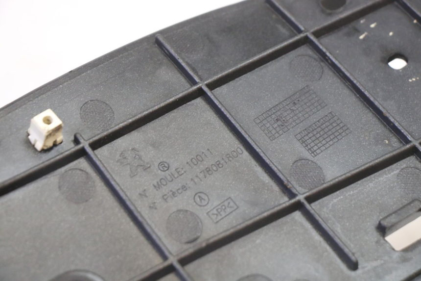 photo de TAPA REPOSAPIES IZQUIERDA PEUGEOT SATELIS 125 (2013 - 2018)