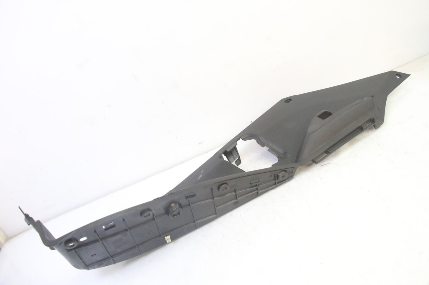 photo de TAPA REPOSAPIES IZQUIERDA PEUGEOT SATELIS 125 (2013 - 2018)