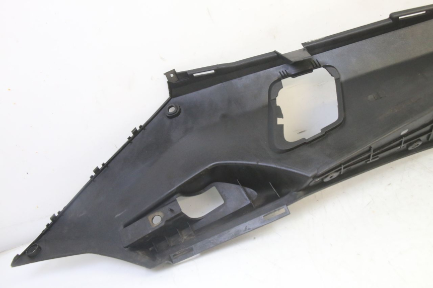 photo de TAPA REPOSAPIES IZQUIERDA PEUGEOT SATELIS 125 (2013 - 2018)