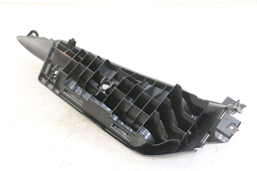 photo de TAPA REPOSAPIES IZQUIERDA SUZUKI BURGMAN 125 (2018 - 2021)