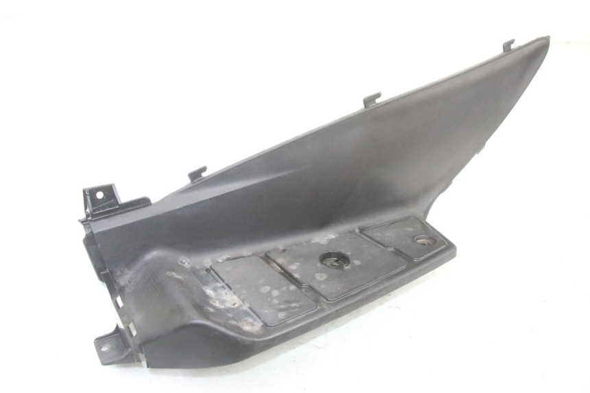 photo de TAPA REPOSAPIES IZQUIERDA SUZUKI BURGMAN 125 (2015 - 2017)