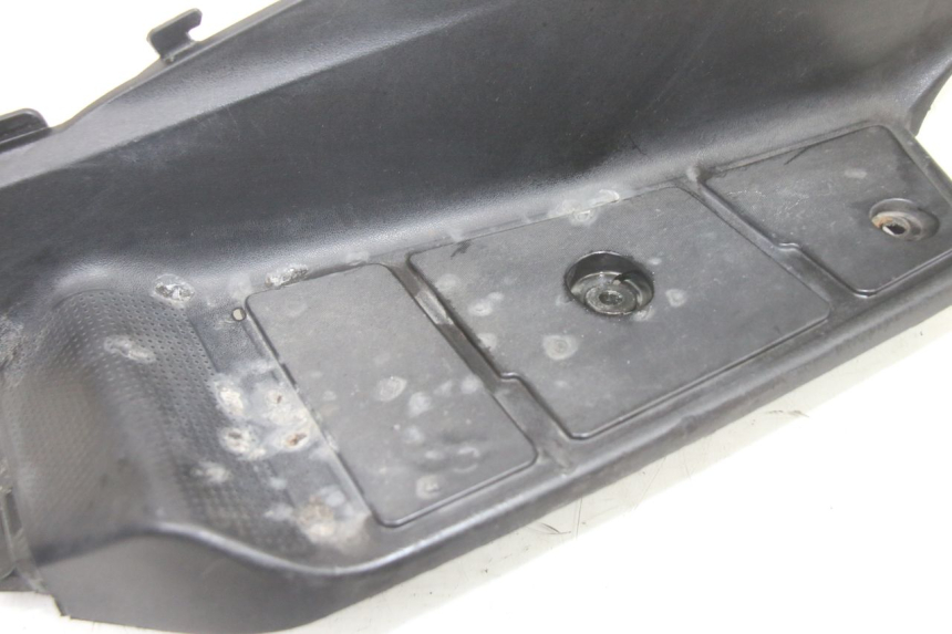 photo de TAPA REPOSAPIES IZQUIERDA SUZUKI BURGMAN 125 (2015 - 2017)