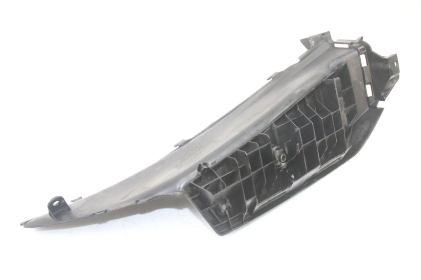 photo de TAPA REPOSAPIES IZQUIERDA SUZUKI BURGMAN 125 (2015 - 2017)