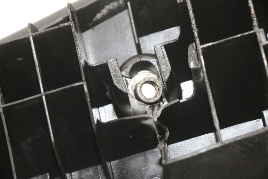 photo de TAPA REPOSAPIES IZQUIERDA SUZUKI BURGMAN 125 (2015 - 2017)