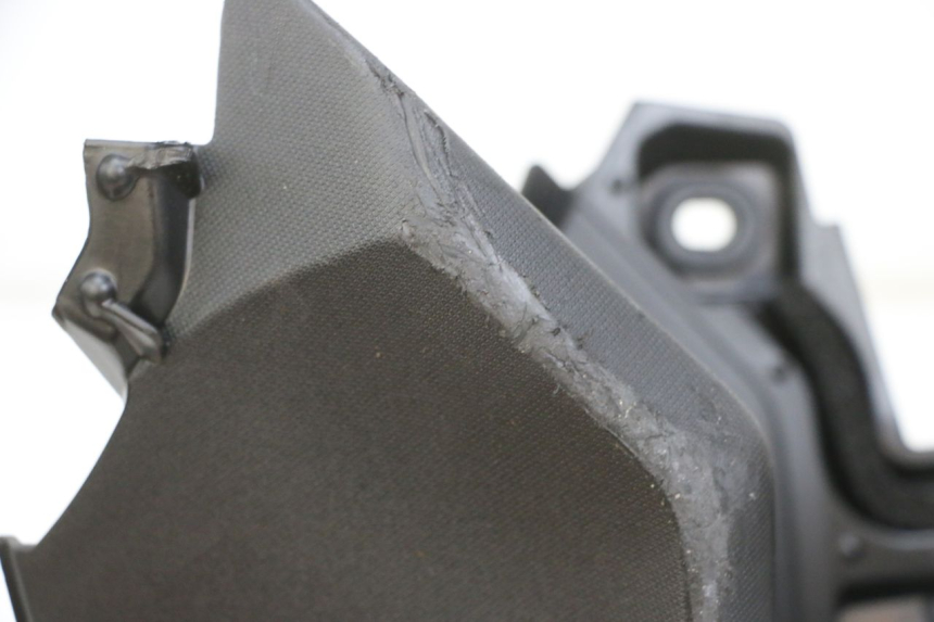 photo de TAPA REPOSAPIES IZQUIERDA YAMAHA TRICITY 300 (2020 - 2024) - Zoom sobre los componentes