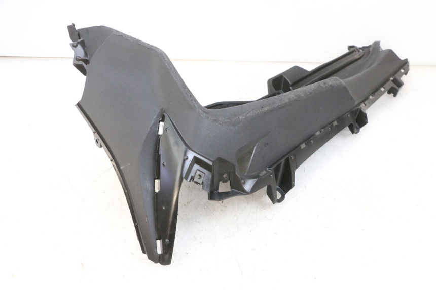 photo de TAPA REPOSAPIES IZQUIERDA YAMAHA TRICITY 300 (2020 - 2024) - Primer plano de alta resolución