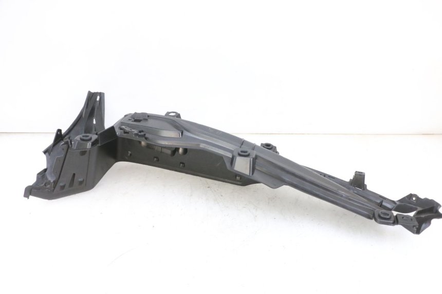 photo de TAPA REPOSAPIES IZQUIERDA YAMAHA TRICITY 300 (2020 - 2024) - Primer plano técnico