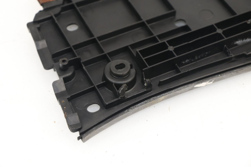 photo de TAPA REPOSAPIES KYMCO GRAND DINK 125 (2002 - 2007)