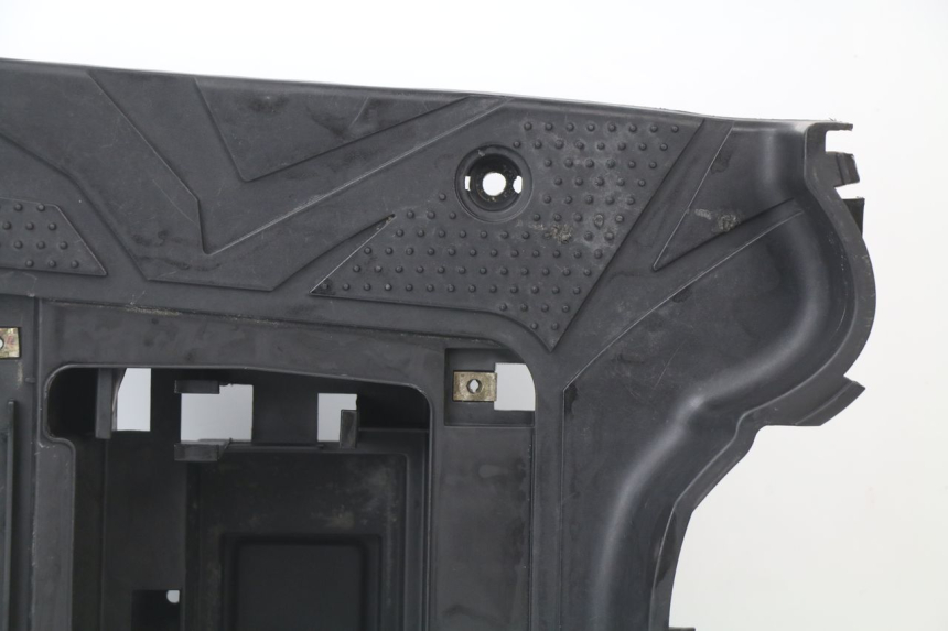 photo de TAPA REPOSAPIES SYM JET 4 50 (2010 - 2014) - Zoom sobre los componentes