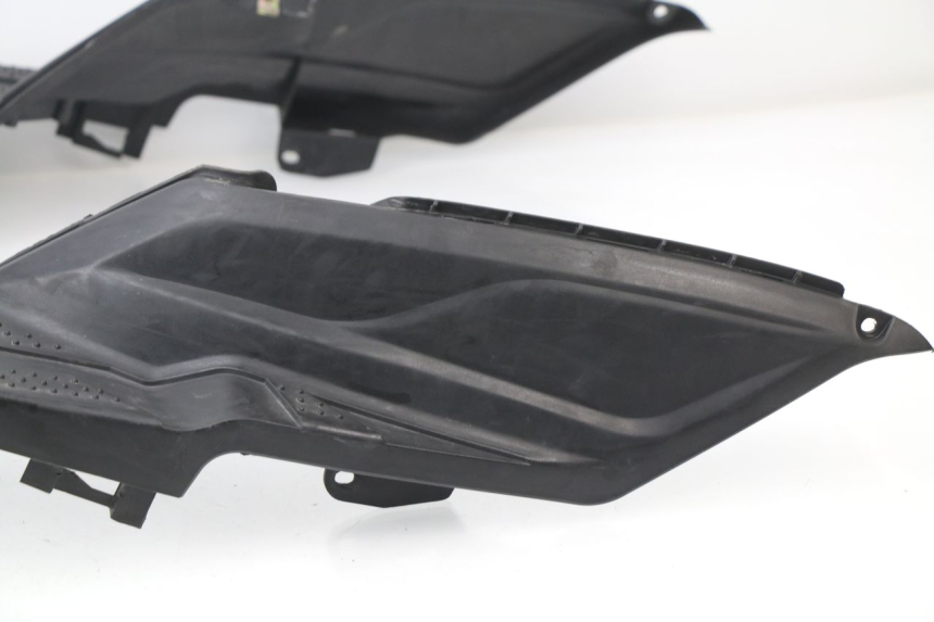 photo de TAPA REPOSAPIES SYM JET 4 50 (2010 - 2014) - Estado de la superficie y material