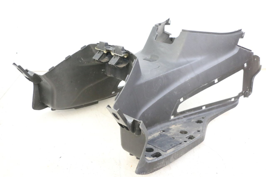 photo de TAPA REPOSAPIES SYM JOYMAX 125 (2010 - 2017)